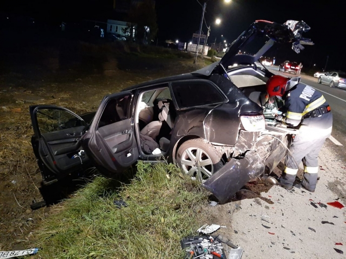 ACCIDENT între două mașini în Jucu, Cluj. O persoană rănită primește îngrijiri la fața locului. FOTO.